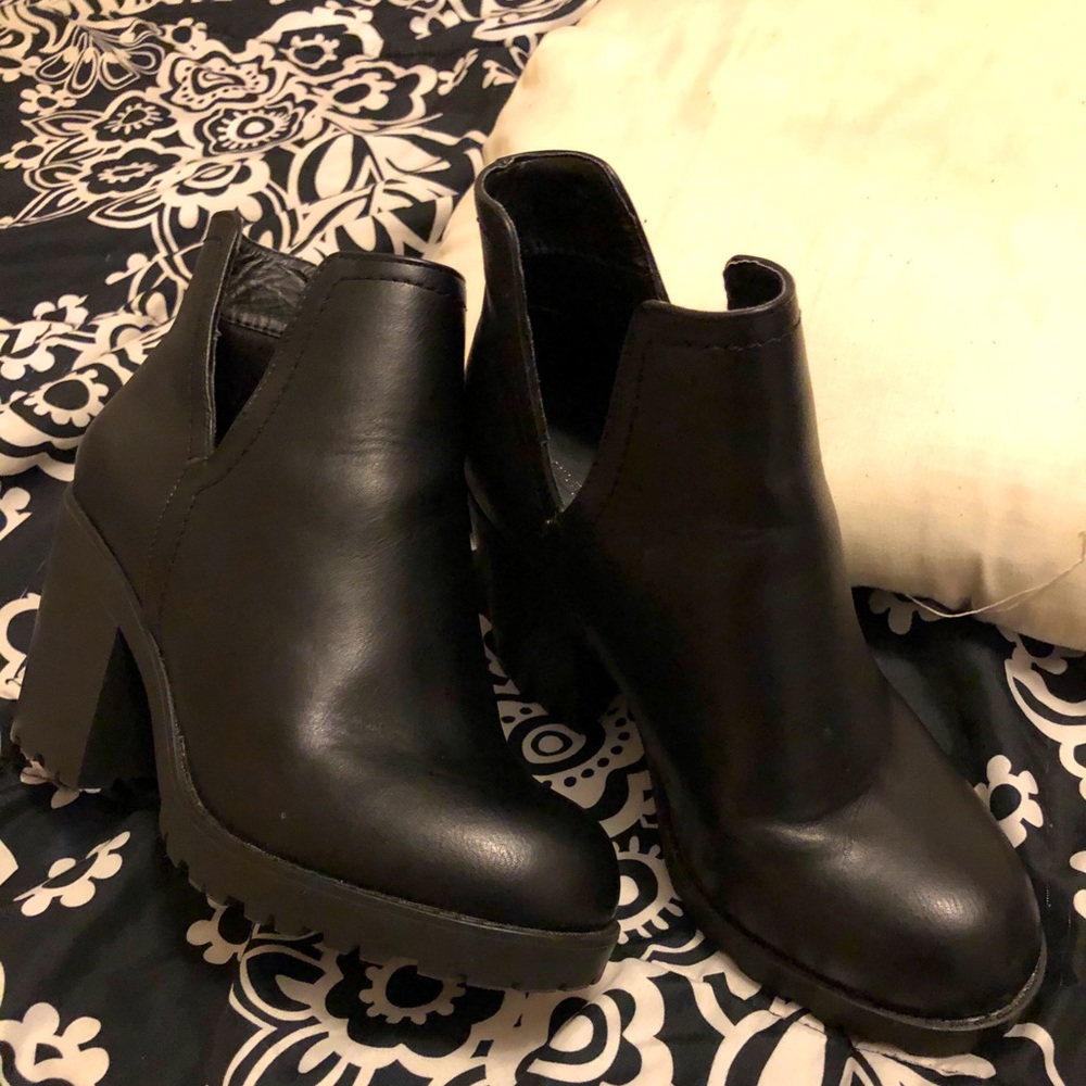 Black chunk boots